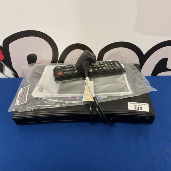 Samsung BD-D5500 Blu-Ray player with remote control for home cinema.