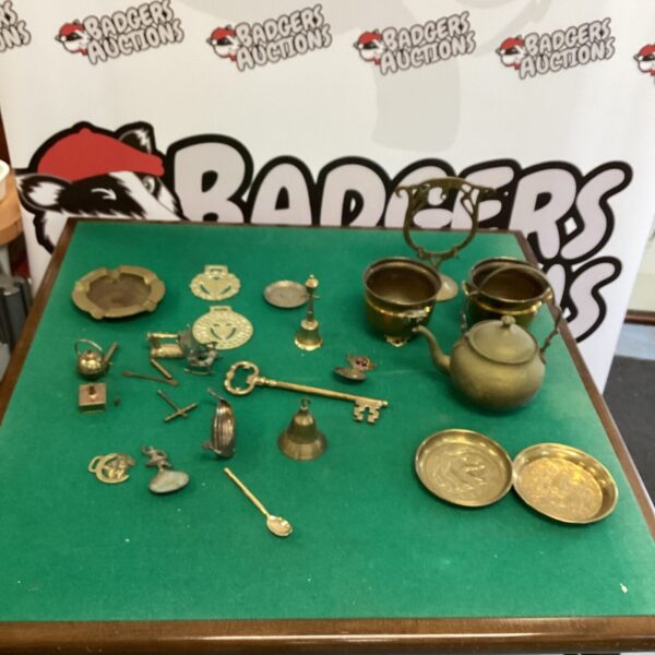 Vintage brass and copper ware lot with kettle and pans.