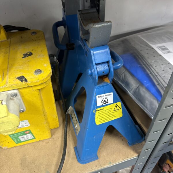 Silverline 3 tonne axle stands for car repair and maintenance.