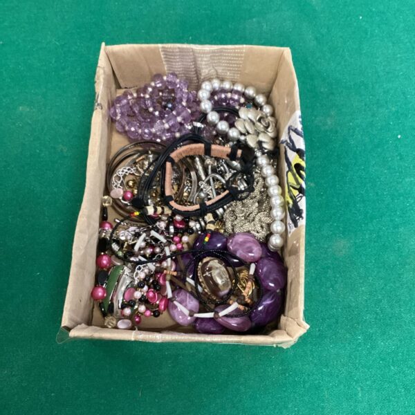 Assortment of vintage and fashion costume jewellery pieces.