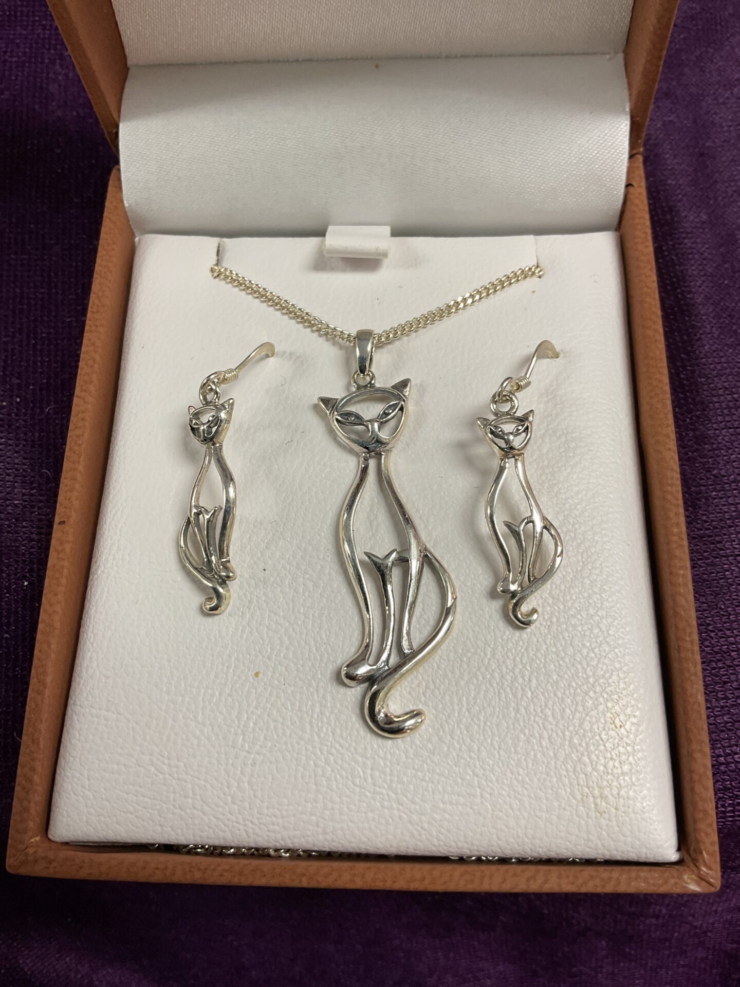 811 925 Silver 16” Siamese cat pendant necklace with matching earrings