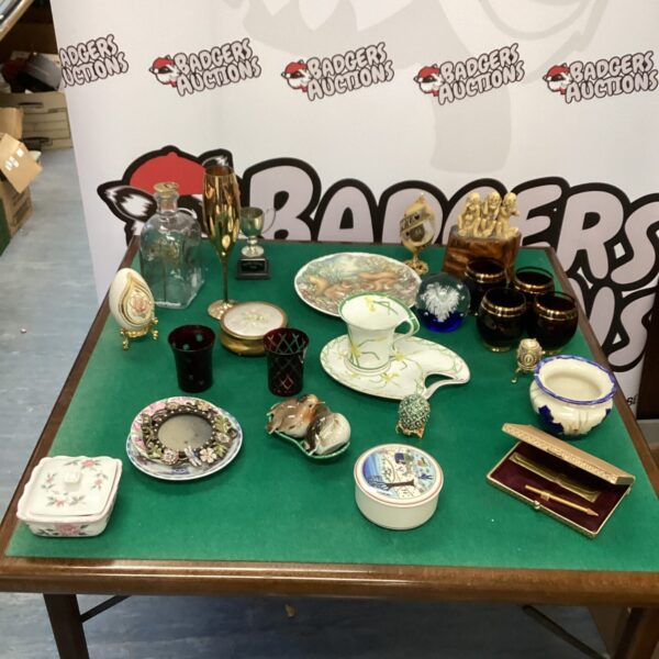 Mixed collectibles lot featuring Murano glass and vintage ceramics.