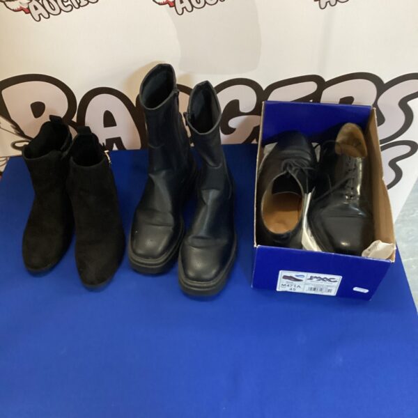 Mixed lot of vintage ladies and mens boots and shoes.