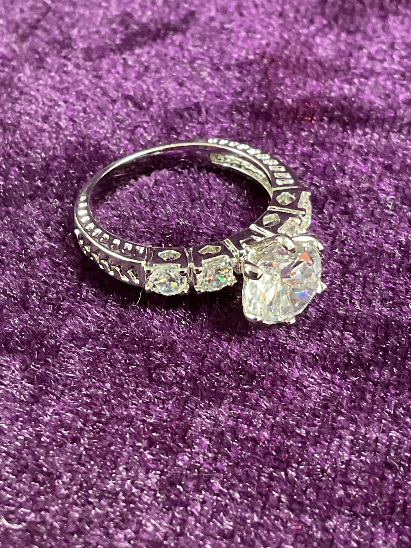 819 Silver tone white stone set ring size N