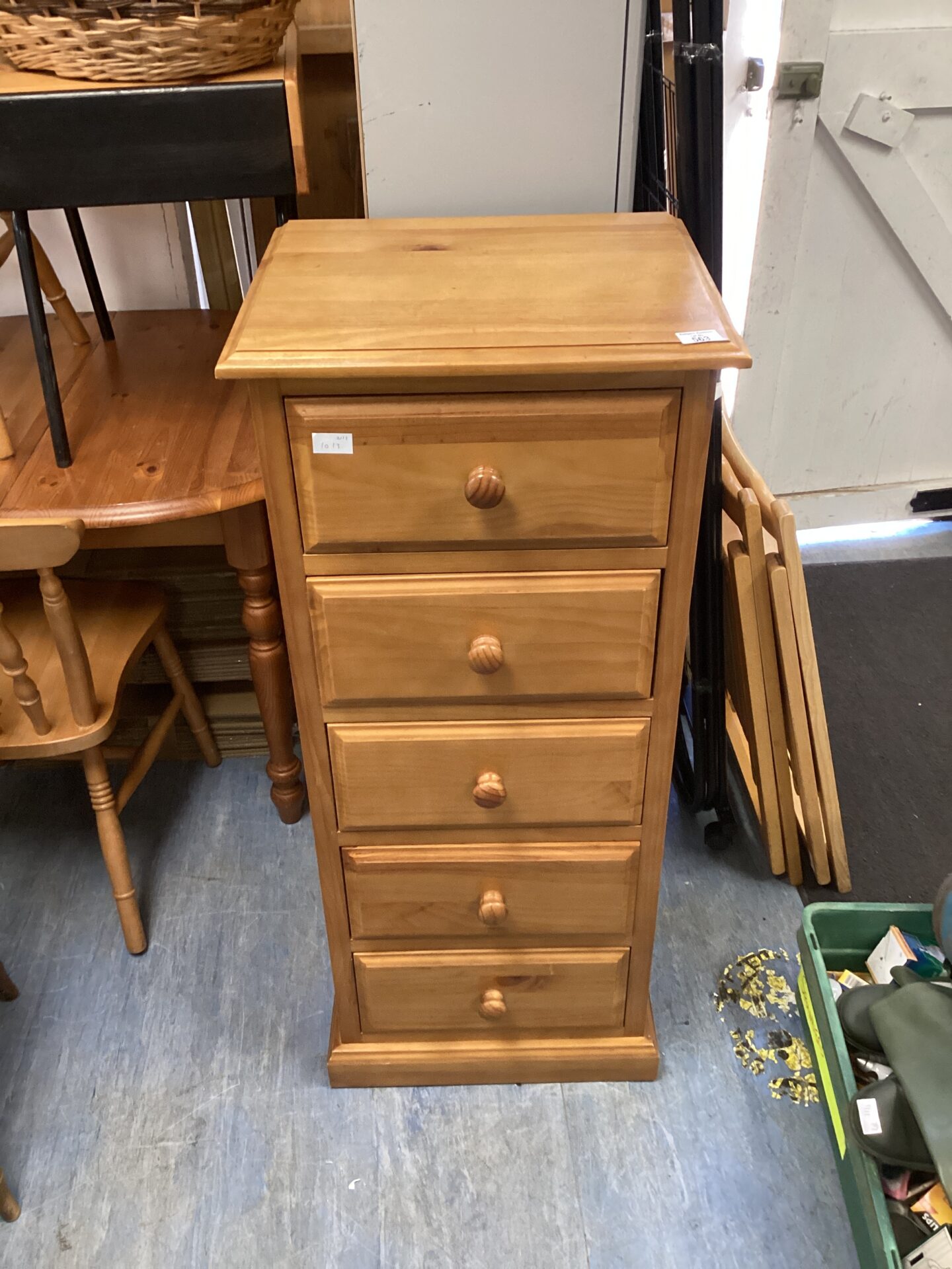 563 Pine chest of drawers