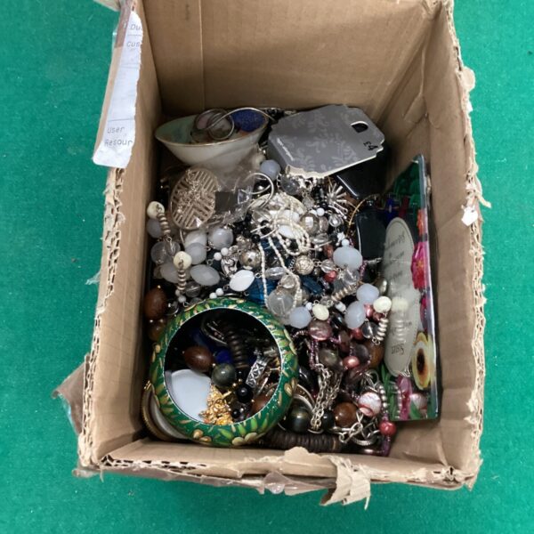 Assorted costume jewellery lot with beaded necklaces and chains.