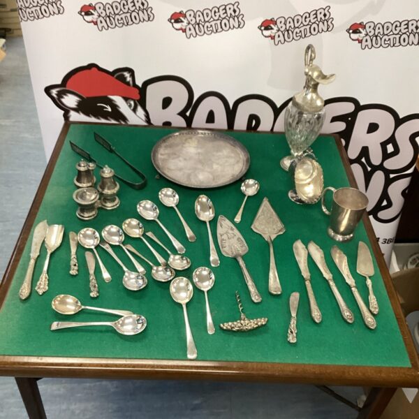 Mixed lot of vintage silverplate tableware and cutlery.