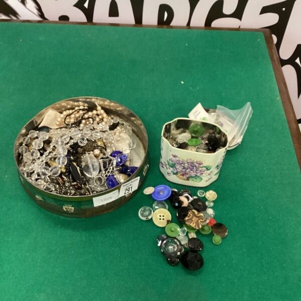 Mixed lot of vintage costume jewellery and buttons for crafting.
