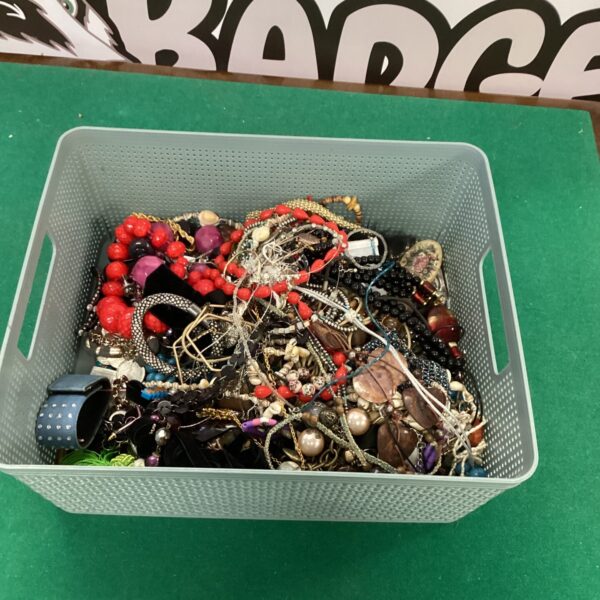 Assortment of vintage and fashion costume jewellery pieces.