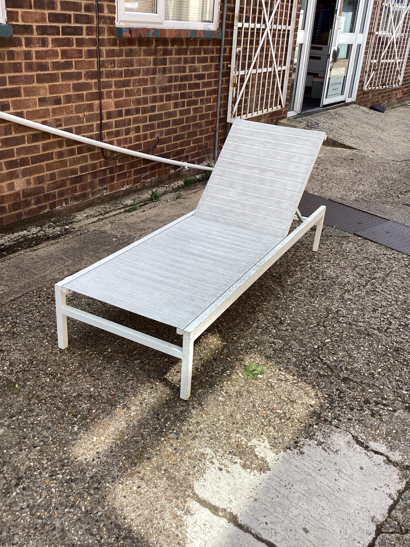 1042 White Sun lounger Bed