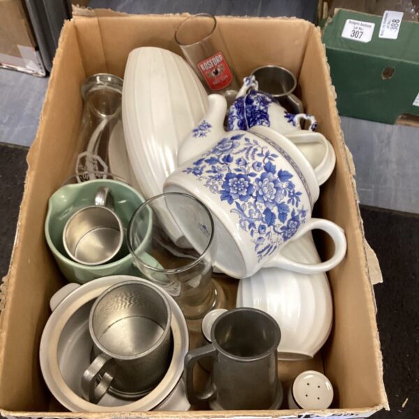 Mixed lot of vintage pewter tankards and ceramic mugs for collectors.