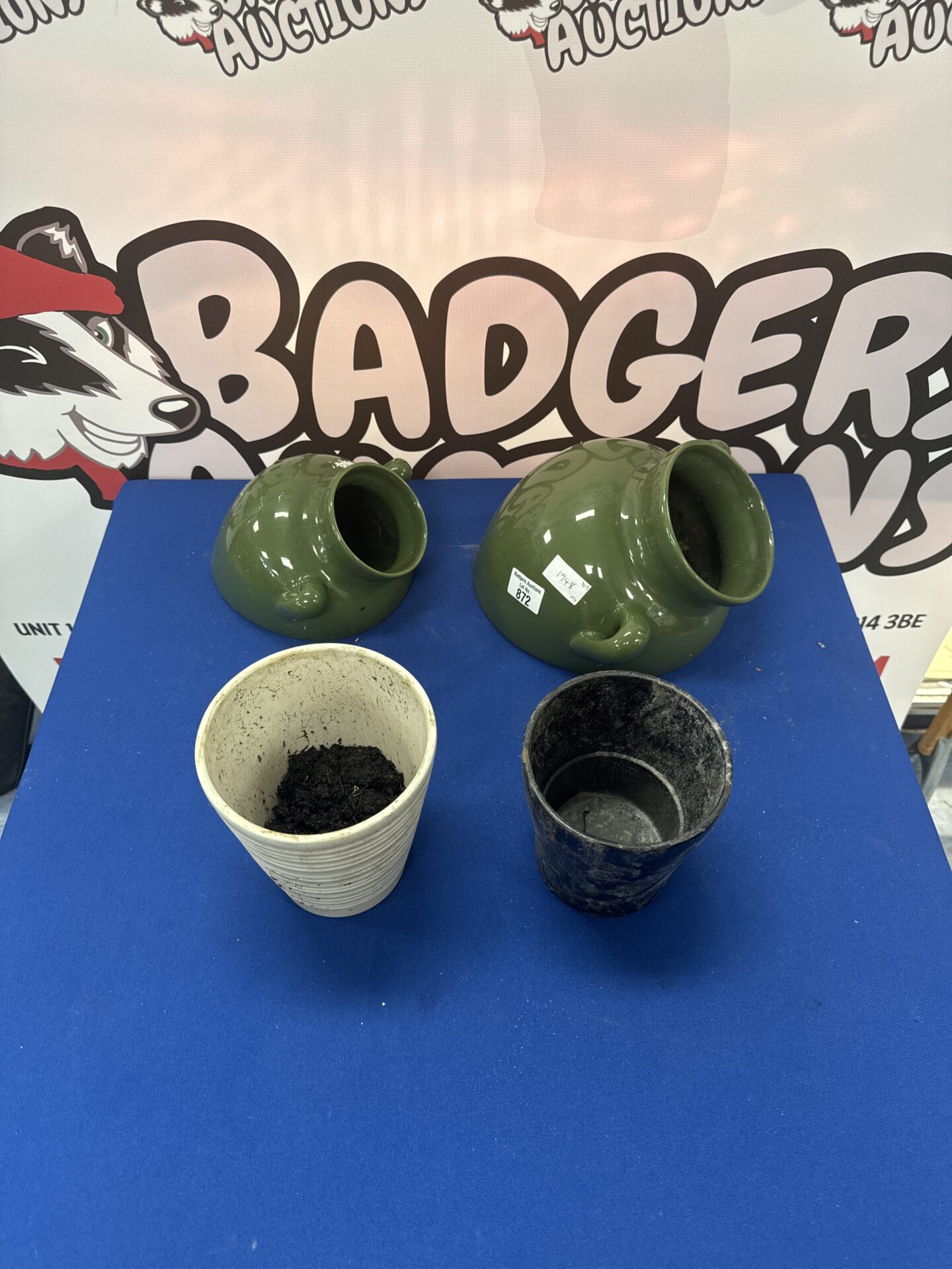 872 Four plant pots inc two wall mounted