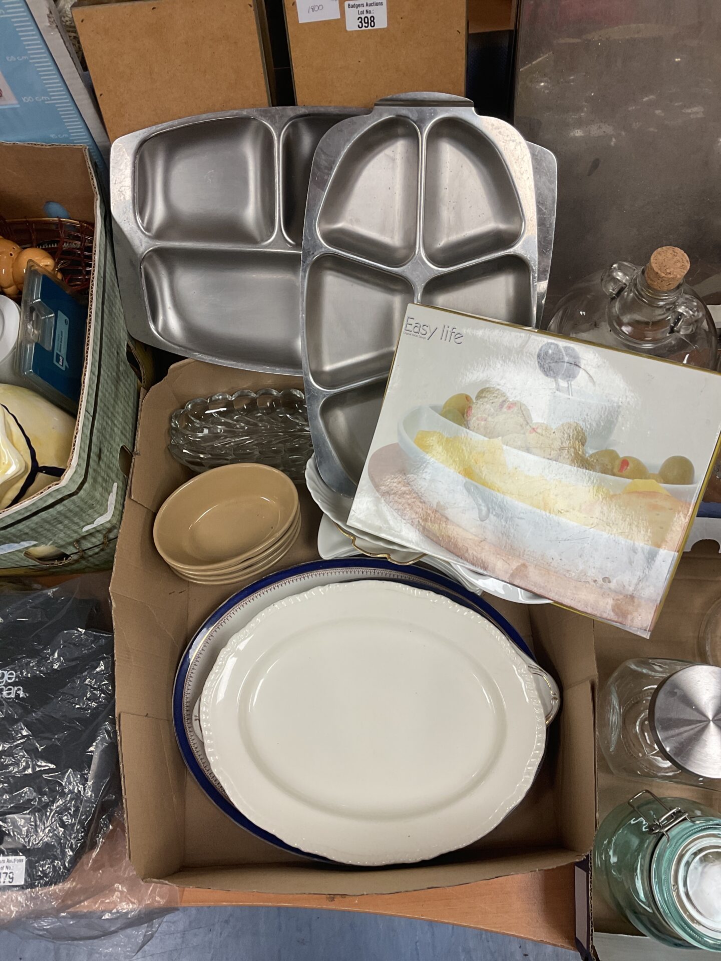 401 Box of assorted serving dishes and trays