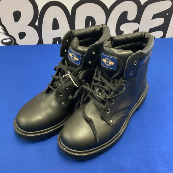 New Pro Max safety boots size 9 for industrial work.