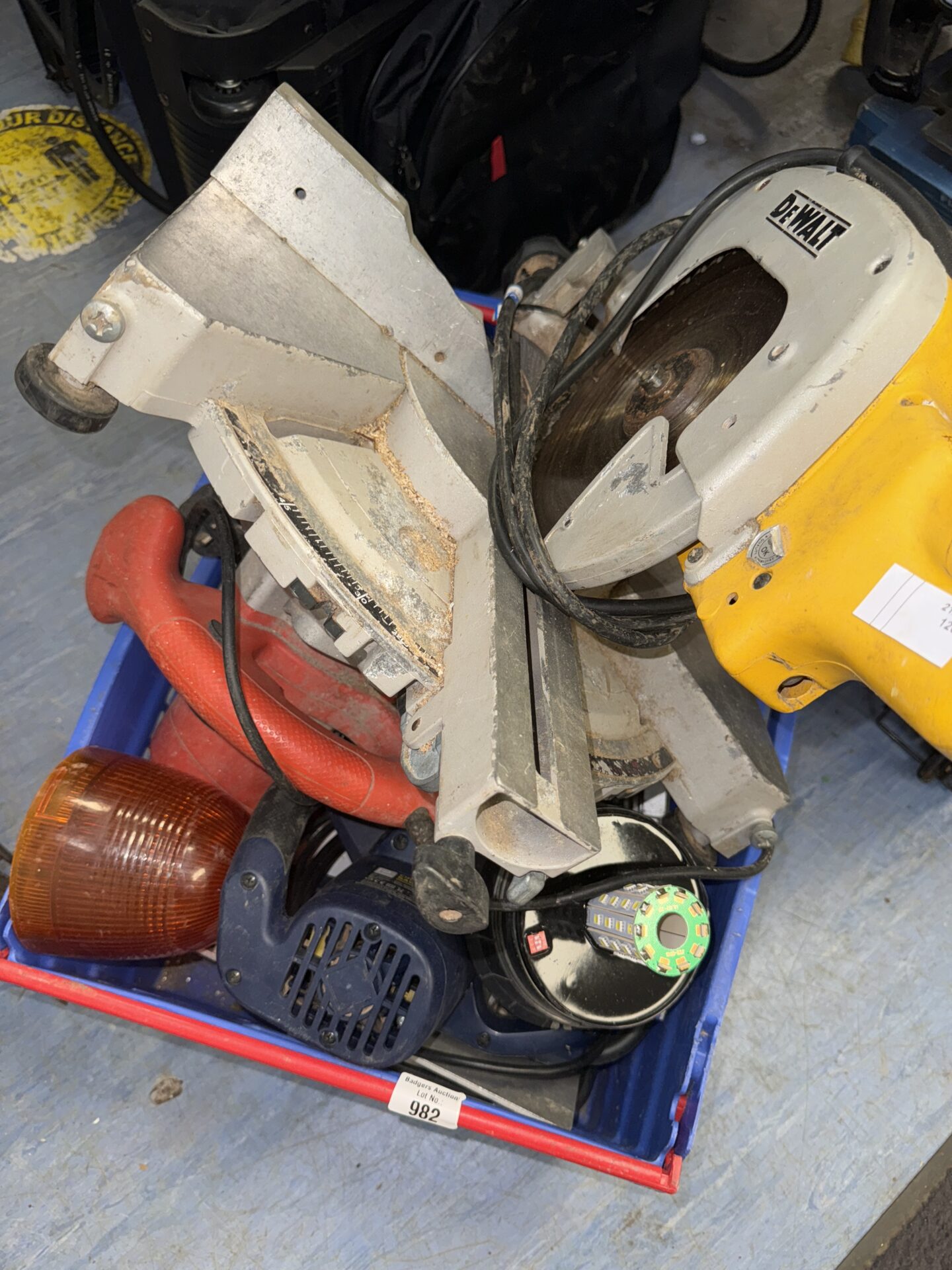 982 Quantity of tools & hardware – untested