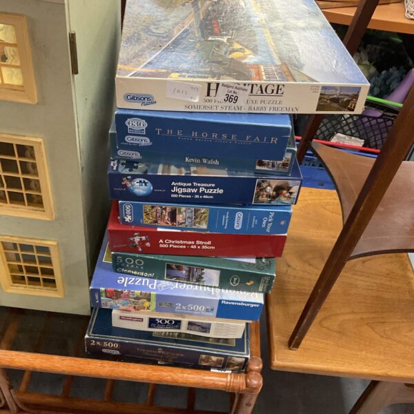 Assorted jigsaw puzzles from Ravensburger, Gibsons, and Clementoni in a lot.
