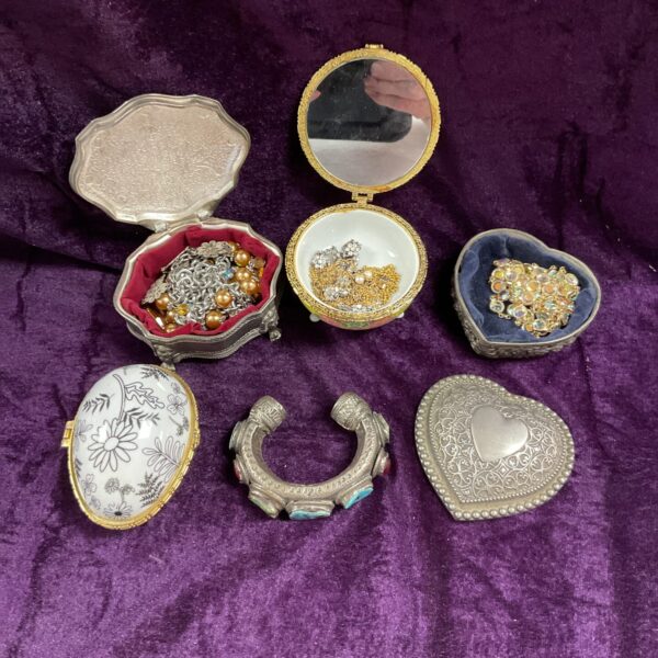Vintage trinket pots and bracelet lot, antique jewellery storage.