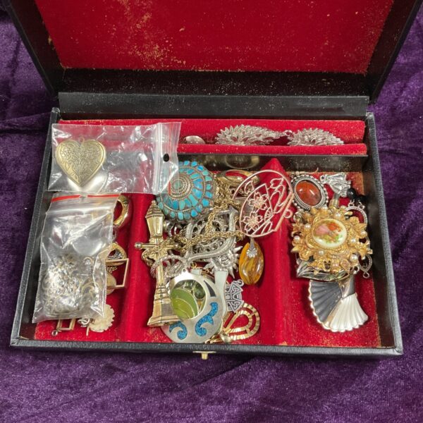 Vintage costume jewellery lot featuring assorted brooches and trinkets.