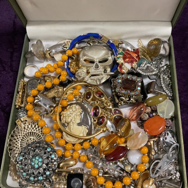 Tray of vintage costume jewellery including amber beads and brooches.