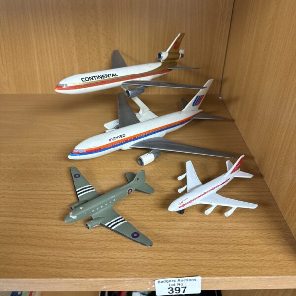 Lot of vintage model aeroplanes, including airline models.