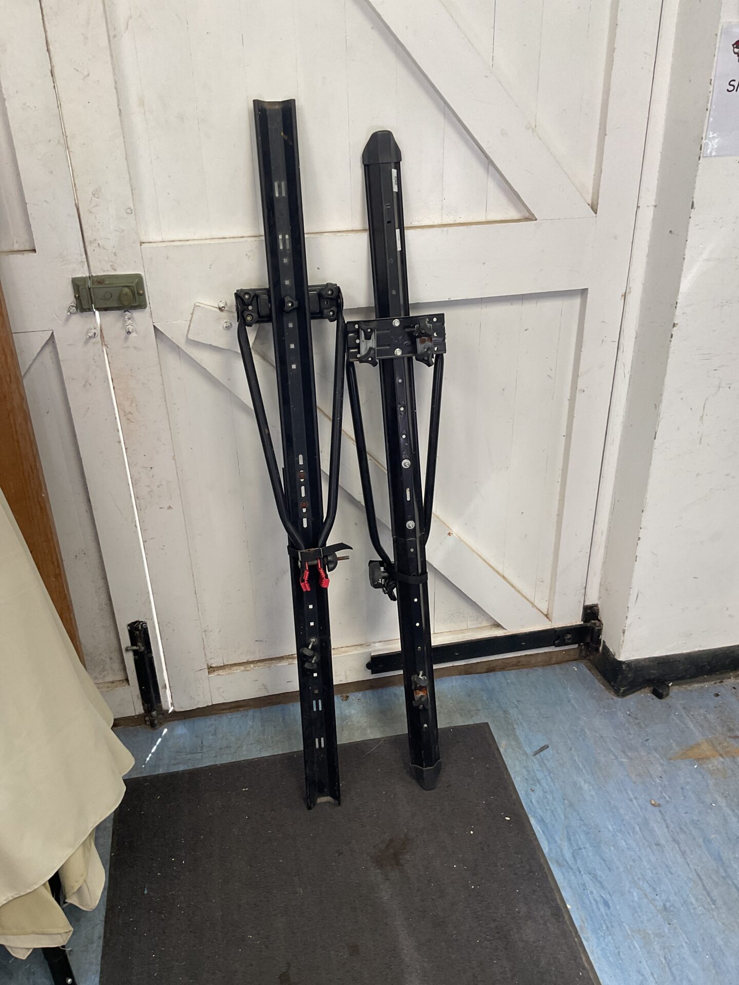 962 Pair of car roof rack cycle bars