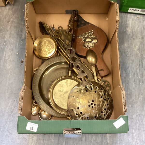 Mixed lot of vintage brassware including a bellows and decorative plate.