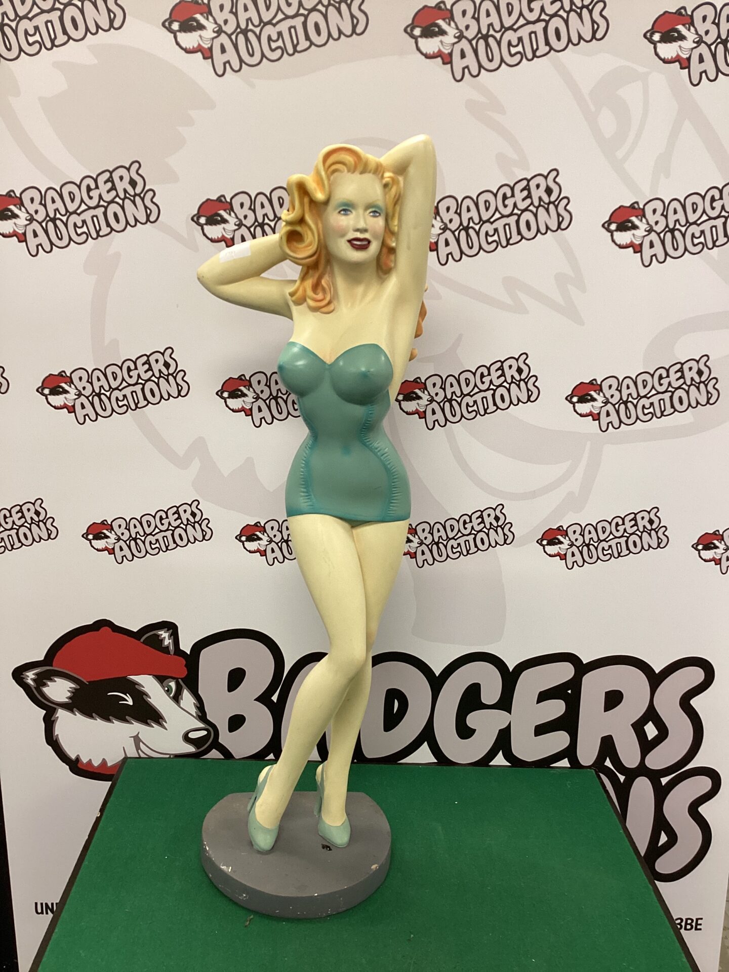 049 1950’s USA Pinup Girl Statue