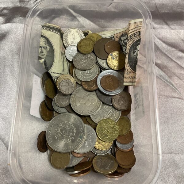 Tray of mixed US coins and paper money for collectors.