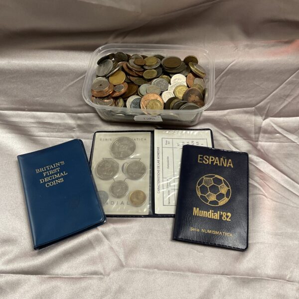 Tray of mixed coins including Espana Mundial 82 Spanish coins.