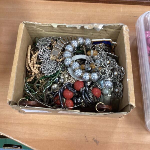 Costume jewellery lot with beaded necklaces and brooches.
