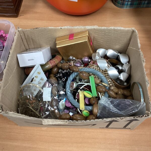 Assorted costume jewellery lot with beads and chains.