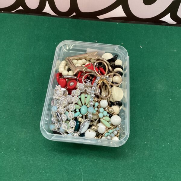 Mixed lot of vintage costume jewellery with necklaces and brooches.