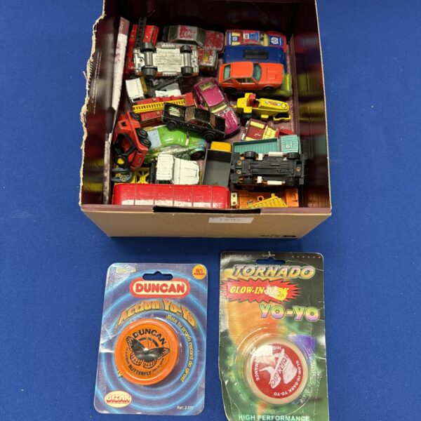 Tray of diecast cars and sealed Duncan Butterfly yoyos.