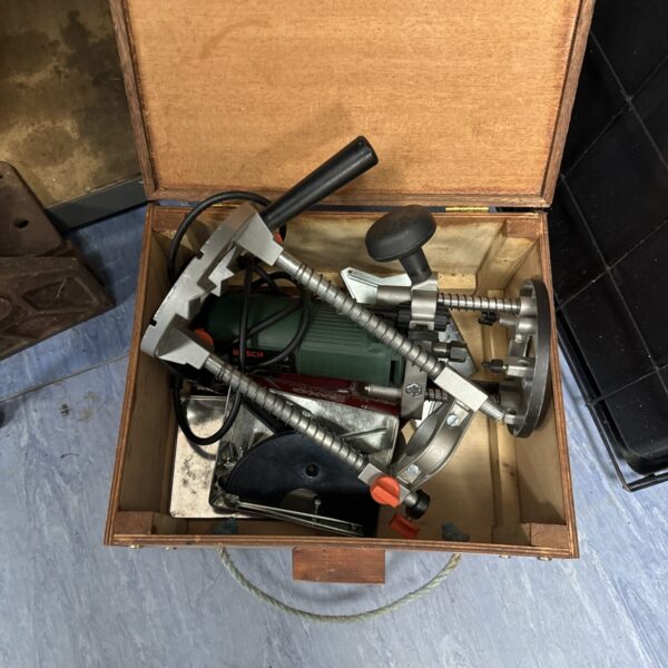 Vintage Bosch Pof 500 router with attachments in wooden case.