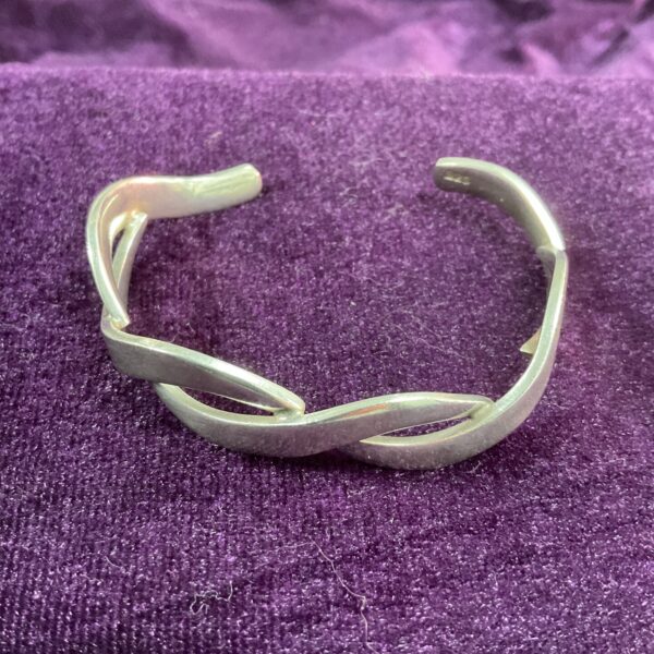 Elegant 925 silver twist bracelet, a stylish fashion accessory.