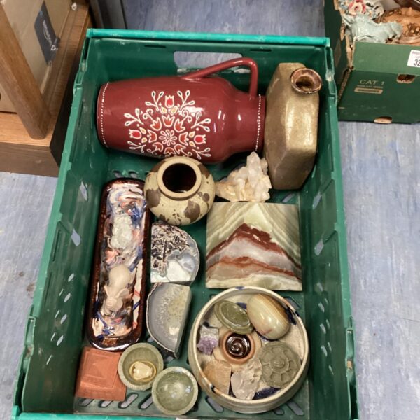 Mixed lot of polished stones and vintage vases for collectors.