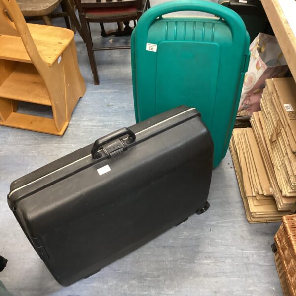 Green vintage Samsonite suitcase, classic retro travel luggage.