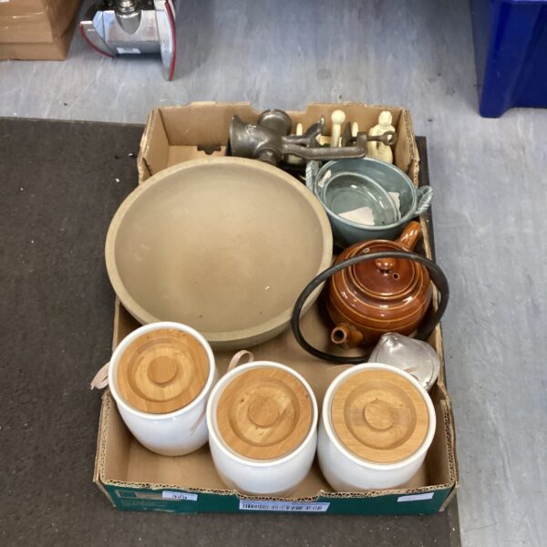 Mixed kitchenware lot with earthenware bowls and a fruit bowl.