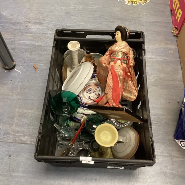 Mixed lot of vintage collectibles including a Japanese figurine.