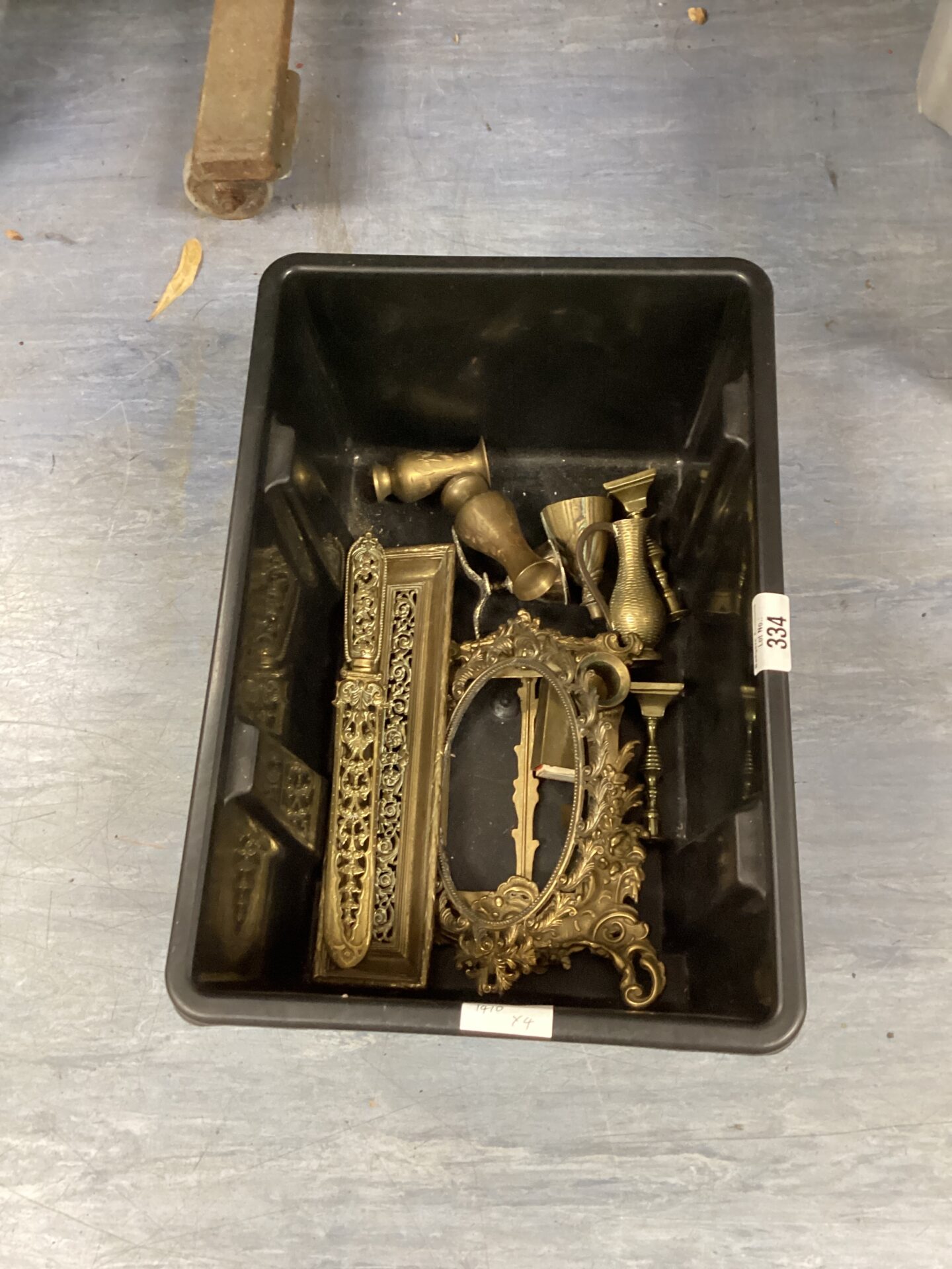 334 Box of mixed brassware