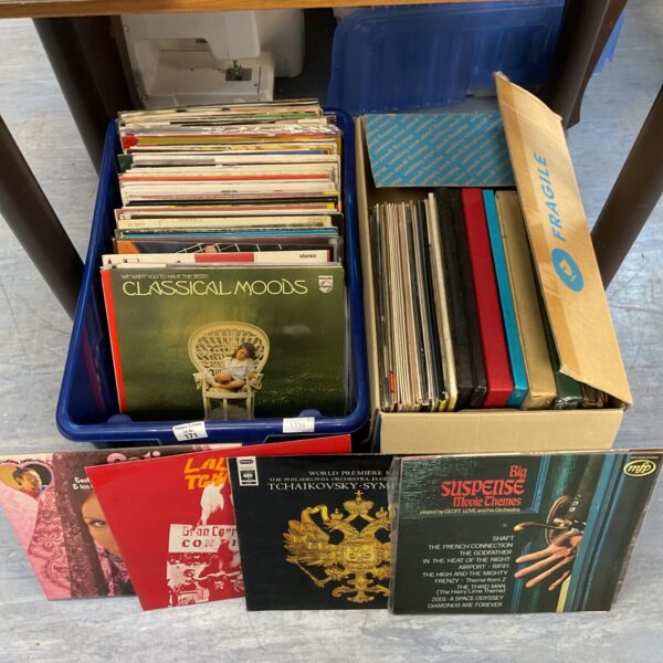 Lot of vintage classical and jazz vinyl records for collectors.