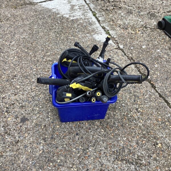 Mixed lot of Karcher lances and pressure washer attachments.