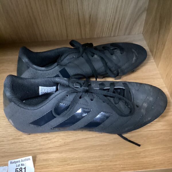 Vintage Adidas Samba size 5 football boots in good condition.
