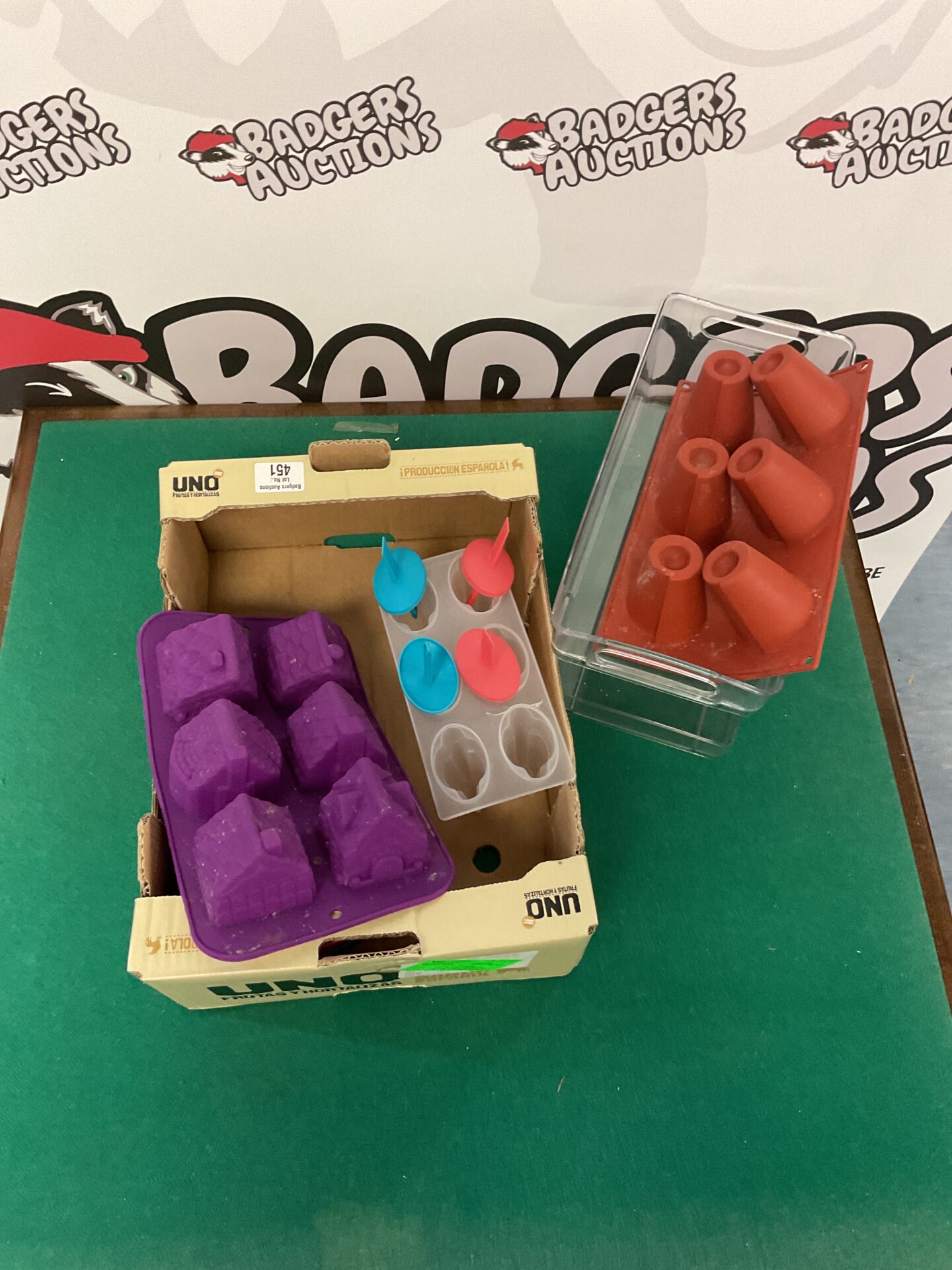 451 Box of lollipop and cake moulds