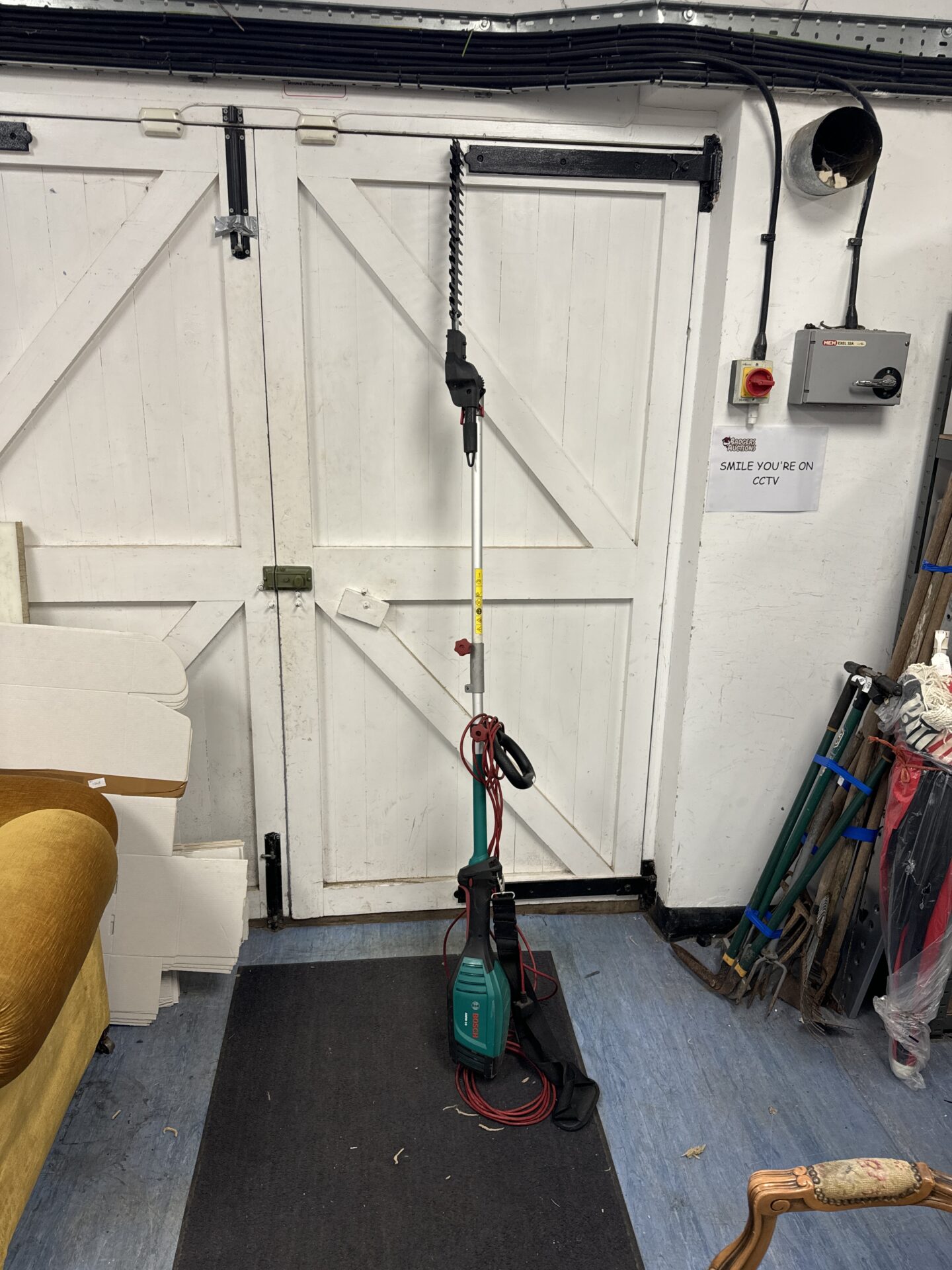 976 Bosch amw 10 pole hedge cutter – working