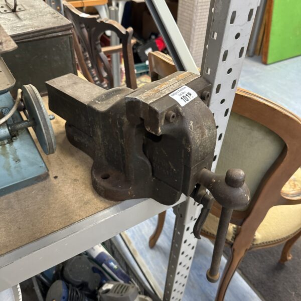 Vintage Record No84 bench vice for metalworking and workshop use.
