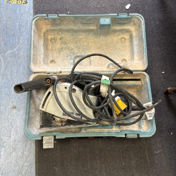 Vintage Makita 110v circular wall chaser saw in used condition.