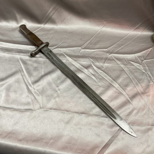 Antique British 1907 bayonet, a WWI military collectible weapon.