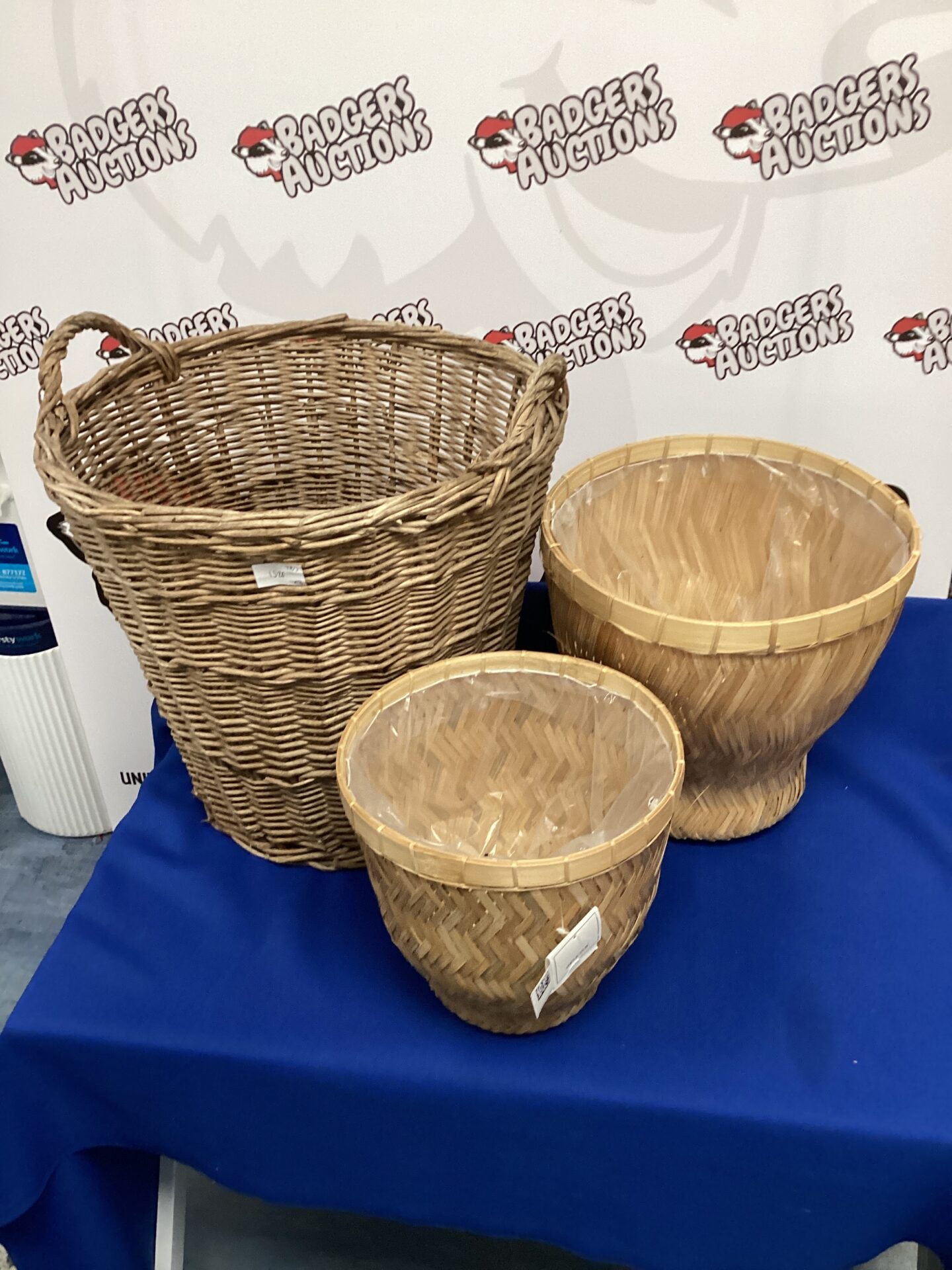 592 Set of baskets, two small wicker baskets and one laundry basket