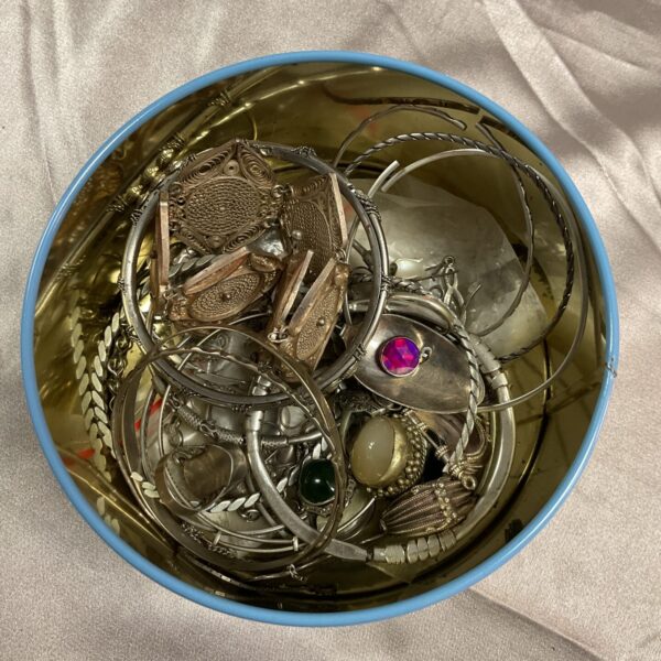 Assorted vintage whitemetal jewellery including brooches and pins.
